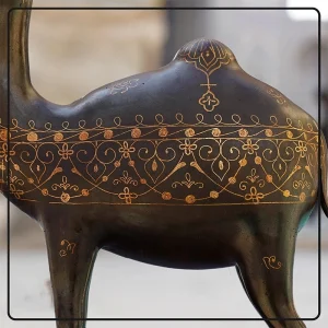 مجسمه دست ساز شتر فلزی نقره کوب