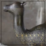 مجسمه دست ساز شتر فلزی نقره کوب