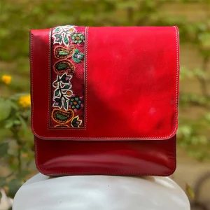 کیف چرمی دست‌ ساز پته‌ دوزی قرمز ظریف