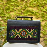 کیف چرمی دست‌ ساز پته‌ دوزی مشکی طرح گل