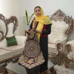 رومیزی پته دوزی دست ساز با نخ‌ رنگرزی‌ گیاهی و طرح سوسن