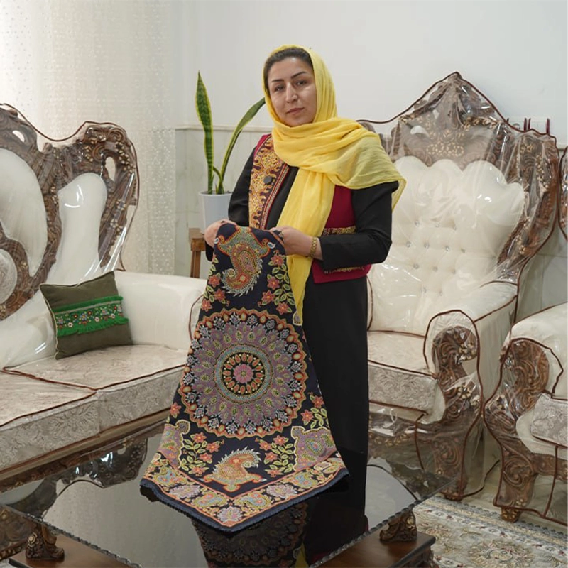 01-embroidered-tablecloth-with-a-lotus-design رومیزی پته دوزی دست ساز با نخ رنگرزی گیاهی و طرح سوسن