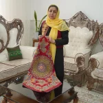 رومیزی پته دوزی دست ساز با نخ‌ رنگرزی‌ گیاهی و طرح سوسن