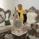 رومیزی پته دوزی دست ساز با نخ‌ رنگرزی‌ گیاهی و طرح سوسن