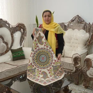 رومیزی پته دوزی دست ساز با نخ‌ رنگرزی‌ گیاهی و طرح سوسن