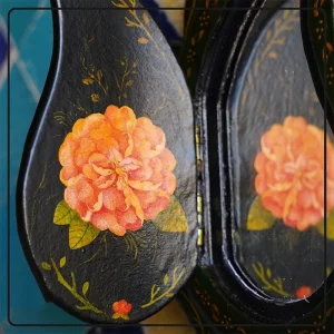 آینه دست‌ ساز پاپیه ماشه طرح بته‌ جقه با نقاشی مینیاتوری گل و مرغ