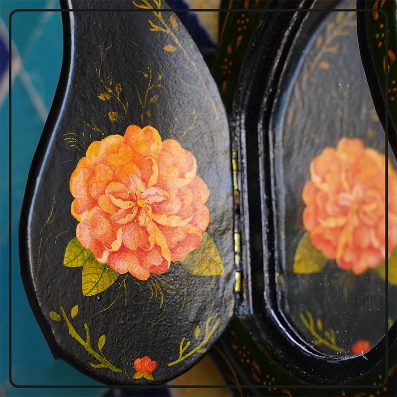 آینه دست‌ ساز پاپیه ماشه طرح بته‌ جقه با نقاشی مینیاتوری گل و مرغ