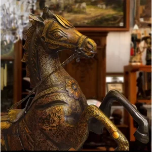 مجسمه دست‌ ساز اسب فولادی نقره‌ کوب طرح سنتی