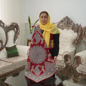 رومیزی پته دوزی دست ساز با نخ رنگرزی گیاهی و طرح بازوبندی قرمز