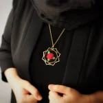 گردنبند دست ساز برنجی با گل قرمز گلدوزی‌ شده