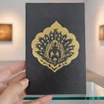 تابلو دیواری چرمی دست‌ ساز با نقاشی میناکاری طرح نقش کاروان