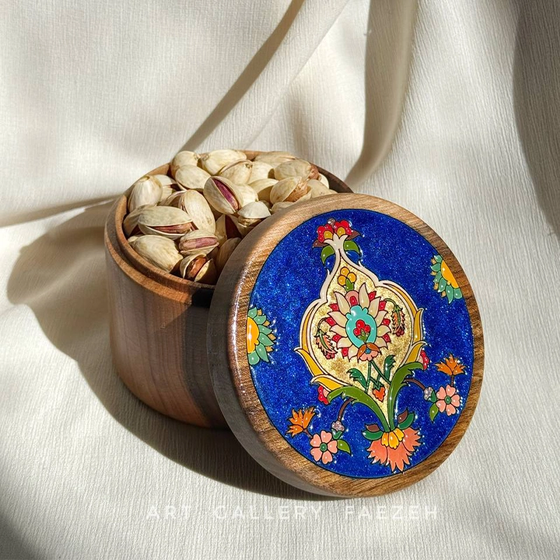 بانکه چوبی درب دار با نقاشی الهام‌گرفته از قالی ایرانی