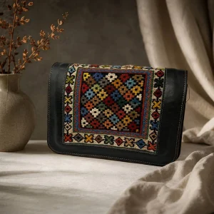 کیف چرمی دست‌ دوز طرح رنگین‌نگار