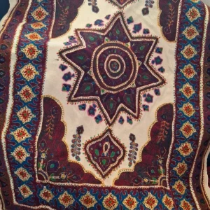رومیزی سوزن دوزی طرح محرابی با نقوش سنتی