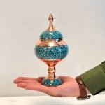 شکلات‌ خوری مسی فیروزه‌ کوبی پایه‌دار طرح فیروزه‌نگین